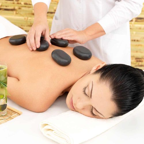  Masáž horúcimi kameňmi je Medzinárodne Akreditovaný Kurz, ktorý zahŕňa masáž teplými lávovými kameňmi, ich manipuláciu a obsluhu na krku , dekolte a ramenách.